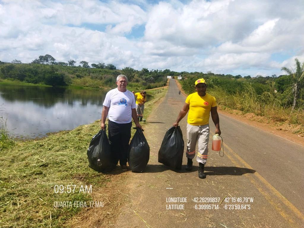 Meio Ambiente de Francinópolis realiza limpeza das margens de açude