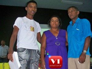 Luciano ao lado dos pais Ivani Luiza e Antônio Carlos