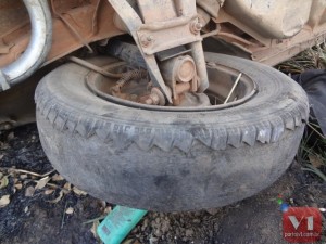 O estado dos pneus do carro teria sido o motivo para o acidente. 
