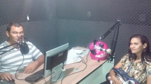Mauricelia Sousa no estúdio da  Radio Confederação Valenciana  AM 1450 KHZ