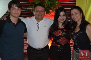 Empresario Carlos Jose ladeado por familiares comemorando o sucesso da confraternização.  