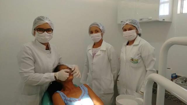 Drª Raunya Bezerra e sua equipe