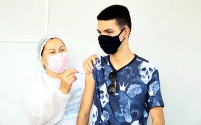 Jovens de 16 e 17 anos e idosos de 90 anos foram imunizados em Valença. Fotos e video