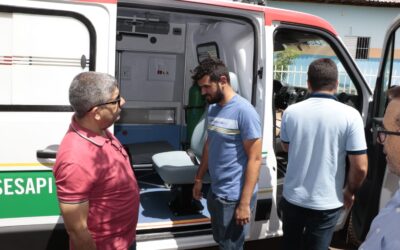 Prefeito Sávio Moura entrega nova ambulância e participa de audiência publica
