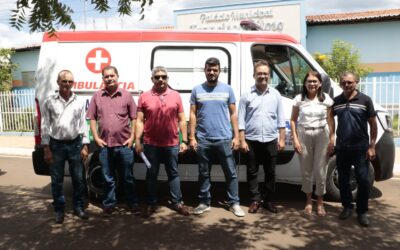 Prefeito Sávio Moura entrega nova ambulância e participa de audiência publica