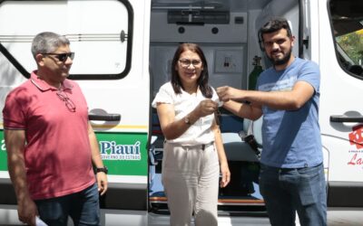 Prefeito Sávio Moura entrega nova ambulância e participa de audiência publica