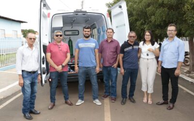 Prefeito Sávio Moura entrega nova ambulância e participa de audiência publica