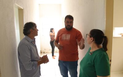 Prefeito Marcelo Costa visita escolas e postos de saúde e determina soluções de problemas