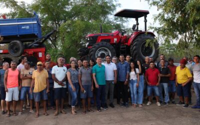 Prefeito Afonso Sobreira comemora a chegada de Trator e Implementos Agrícolas