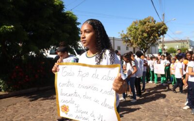 Caminhada do 18 de Maio marca o mês da luta contra o abuso de crianças e adolescentes em Valença Caminhada do 18 de Maio marca o mês da luta contra o abuso de crianças e adolescentes em Valença